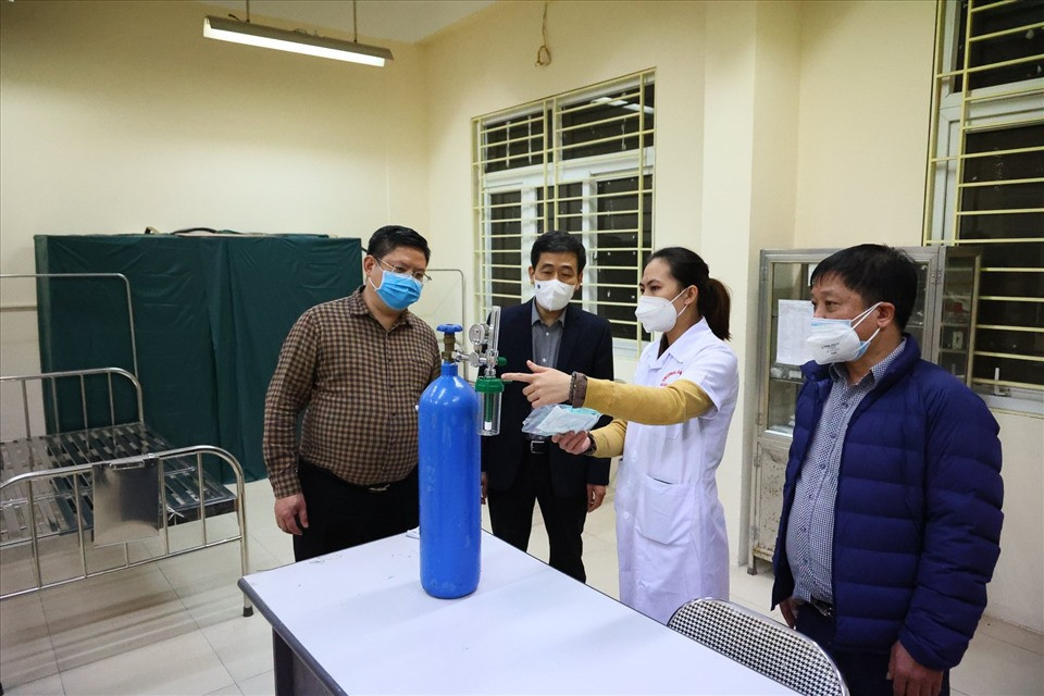 Quận đã trưng dụng Trung tâm giáo dục từ xa Nguyễn Văn Tố và trường tiểu học Quang Trung để xây dựng trạm y tế lưu động.