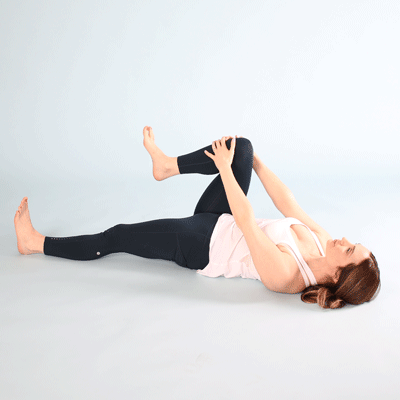 Động tác ép gối lên ngực, động tác này giúp thư giãn hông, đùi và mông của bạn đồng thời thúc đẩy sự thư giãn tổng thể. Khi thực hiện động tác, để kéo căng chân hơn, hãy hướng cằm vào ngực và nâng đầu lên về phía đầu gối.