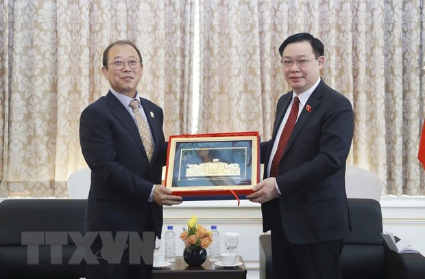 Chủ tịch Quốc hội Vương Đình Huệ tặng quà lưu niệm do dòng họ Lý gốc Việt. (Ảnh: Doãn Tấn/TTXVN)