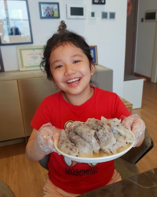 Con gái nhà Jennifer Phạm mới 8 tuổi đã giỏi nấu ăn còn tự làm bánh cuốn, các mẹ thốt lên: Thành quả của giáo dục-6