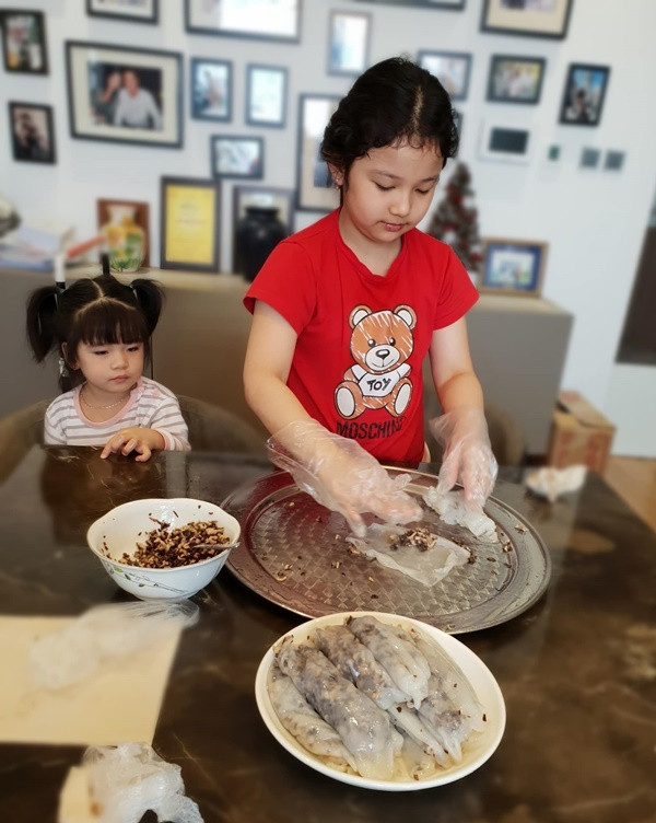 Con gái nhà Jennifer Phạm mới 8 tuổi đã giỏi nấu ăn còn tự làm bánh cuốn, các mẹ thốt lên: Thành quả của giáo dục-4