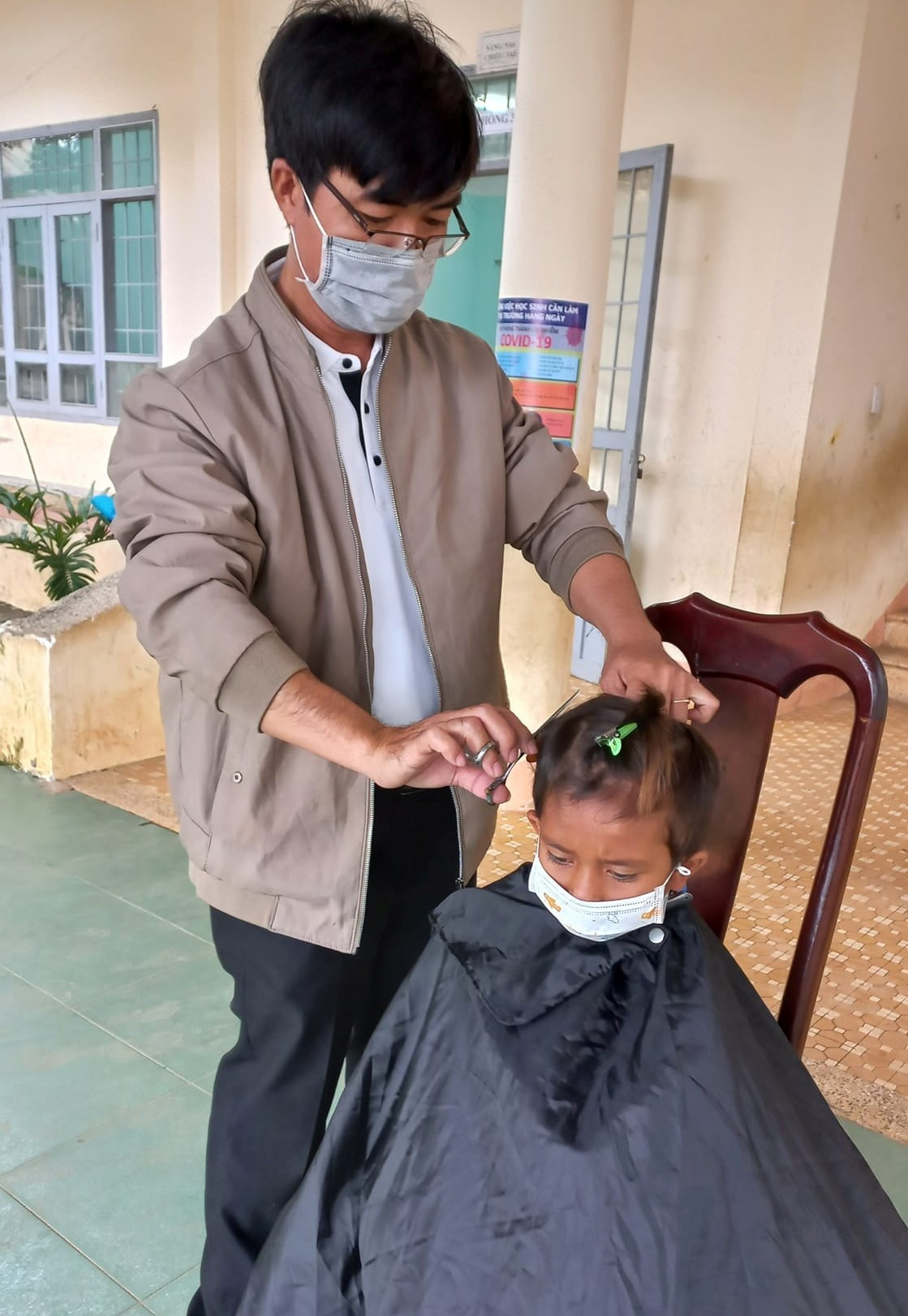 ‘Mưa lời khen’ tặng thầy hiệu trưởng cắt tóc cho học sinh ‘sang- xịn- mịn’ như thợ chuyên nghiệp