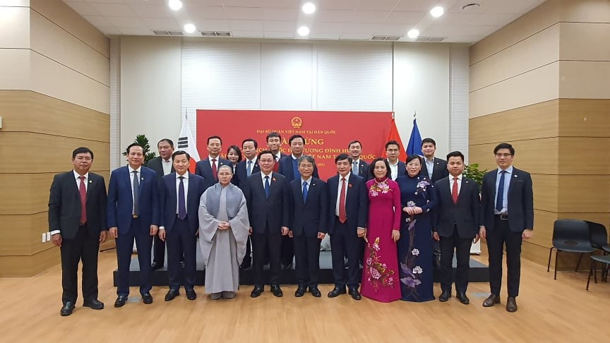 Chủ tịch Quốc hội thăm, đặt biển tên trụ sở mới Đại sứ quán Việt Nam tại Hàn Quốc