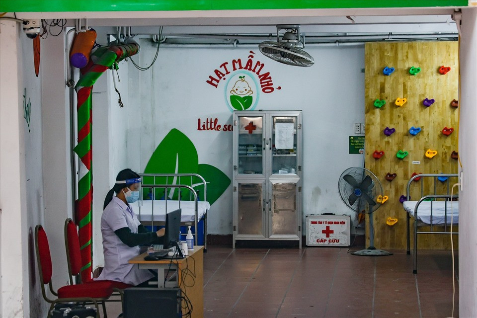 Bên trong khu trạm y tế lưu động tại quận Hoàn Kiếm.