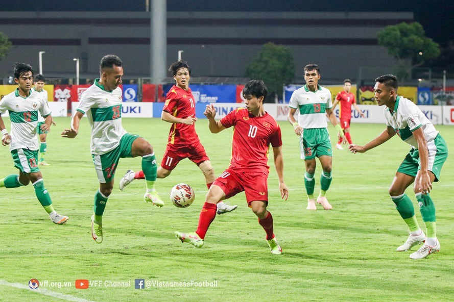 Các chân sút tuyển Việt Nam bế tắc trước hàng thủ Indonesia. Ảnh: VFF