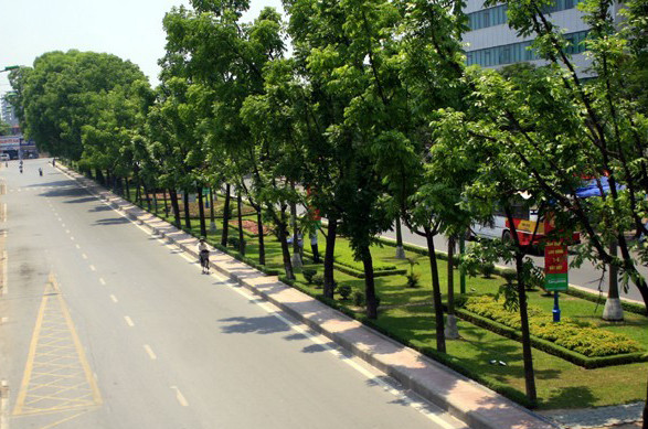 Đường Hoàng Quốc Việt xén dải phân cách thành 8 làn xe