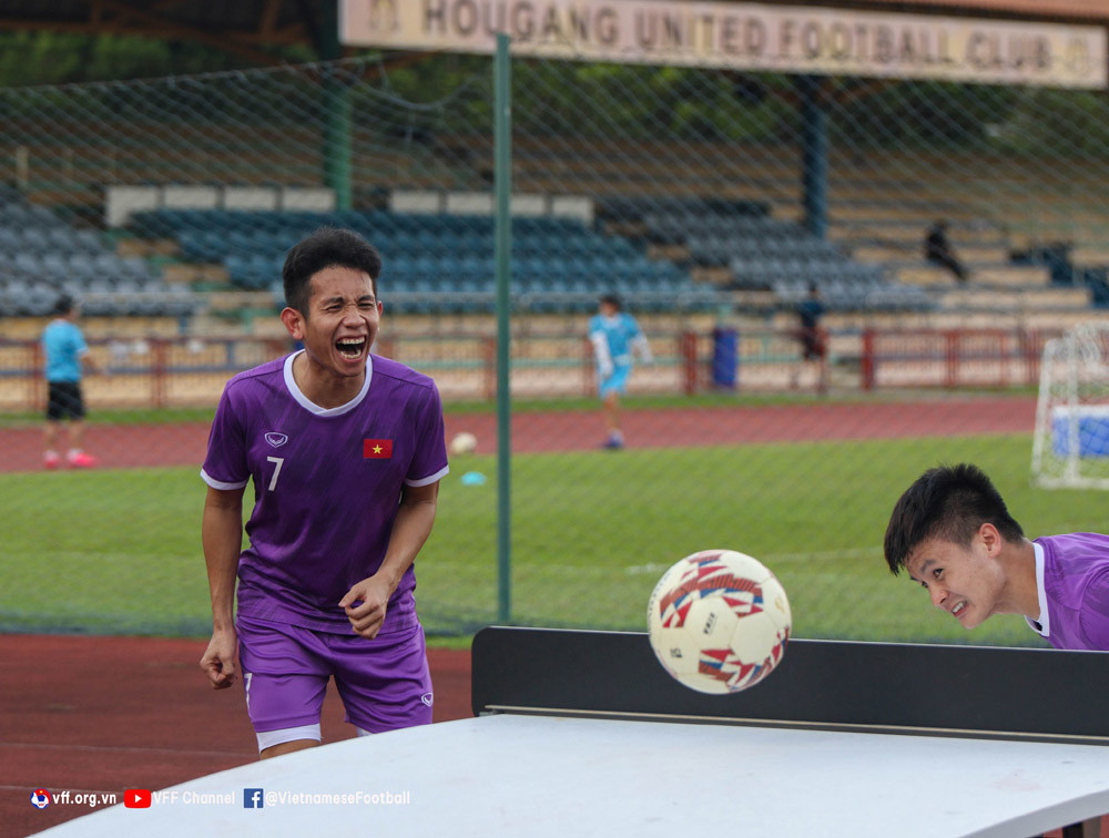 Công Phượng làm... thủ môn trước trận đấu Campuchia