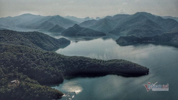 Ngắm 'Vịnh Hạ Long' của núi rừng Tây Bắc đẹp mê hoặc giữa lòng hồ Lai Châu - 2