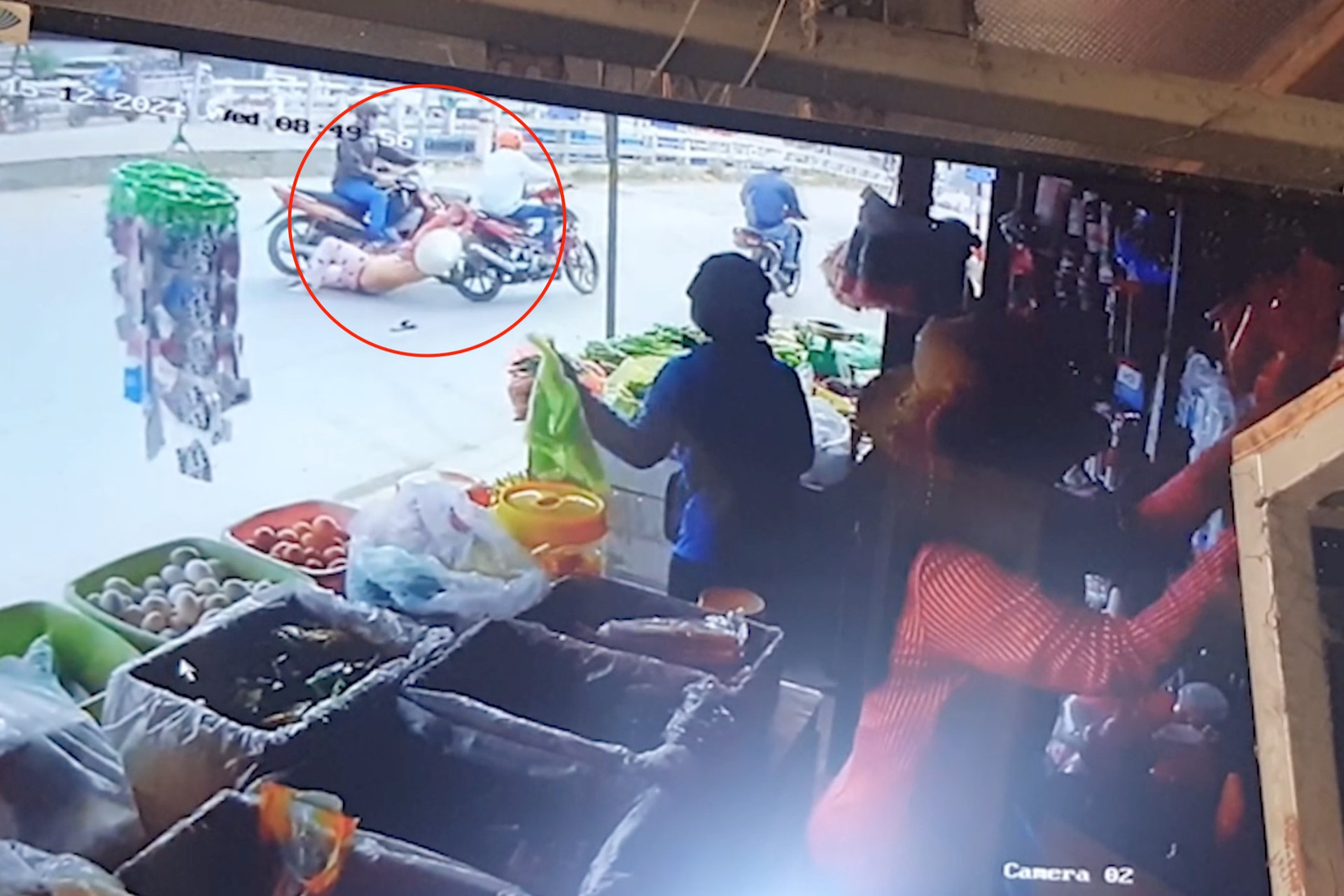 Tên trộm xe máy kéo lê người phụ nữ bán vé số hàng chục mét trên đường - 1