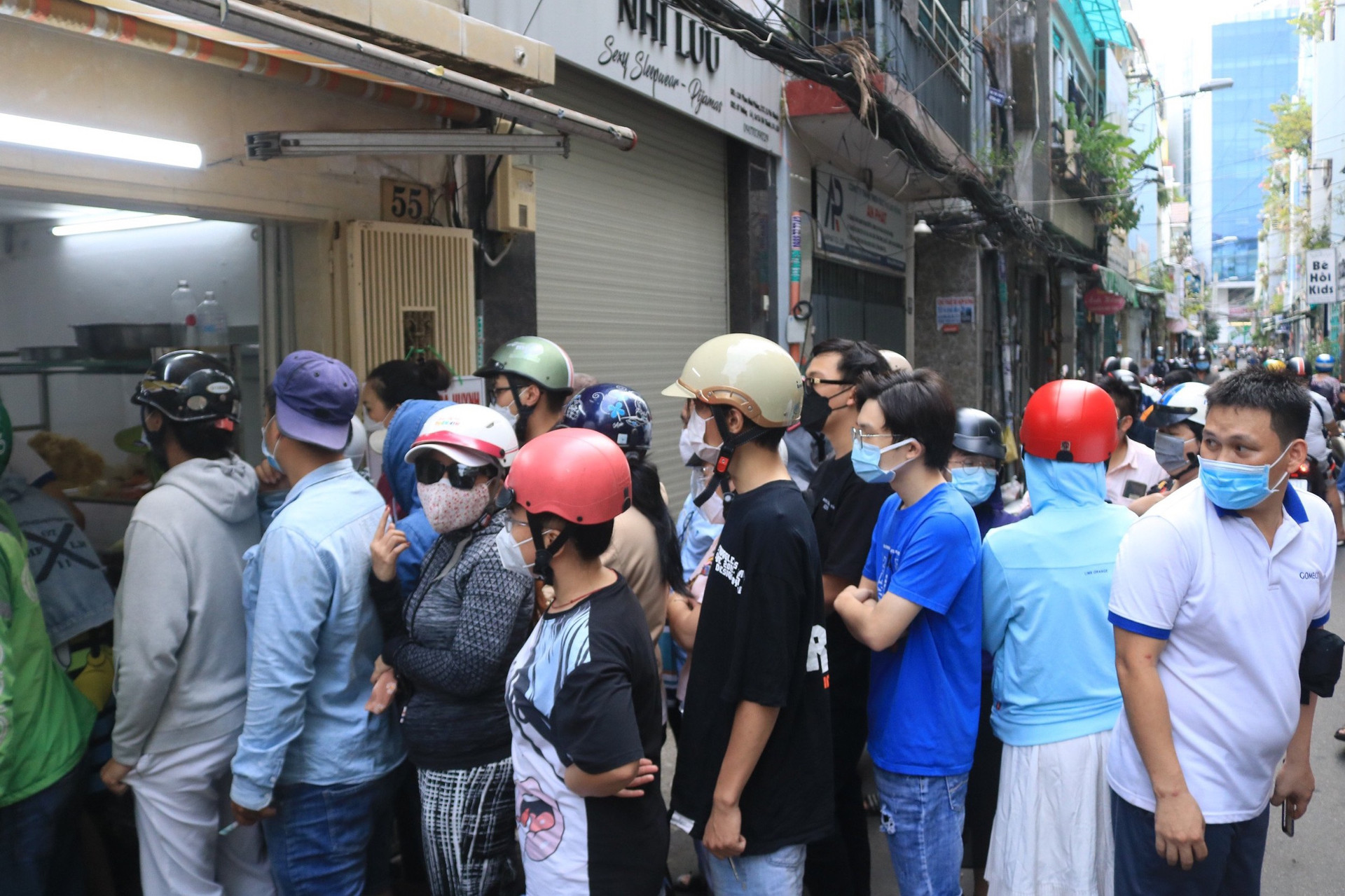 Xếp hàng ùn tắc cả phố chờ mua bánh mì ô môi đắt nhất Sài Gòn - 6