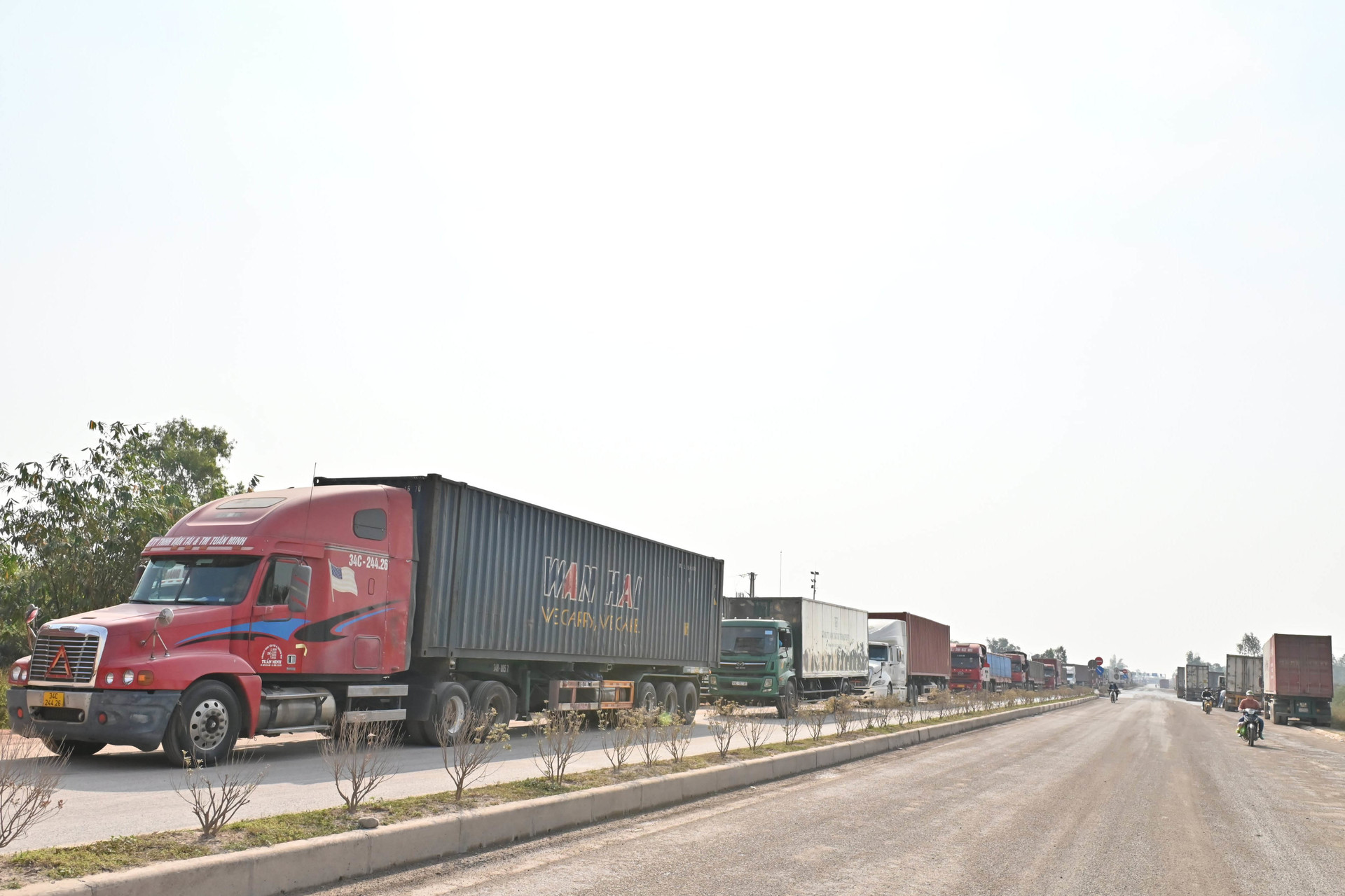 Cả nghìn xe container tắc ở cửa khẩu: Vạ vật vệ đường chờ thông hàng