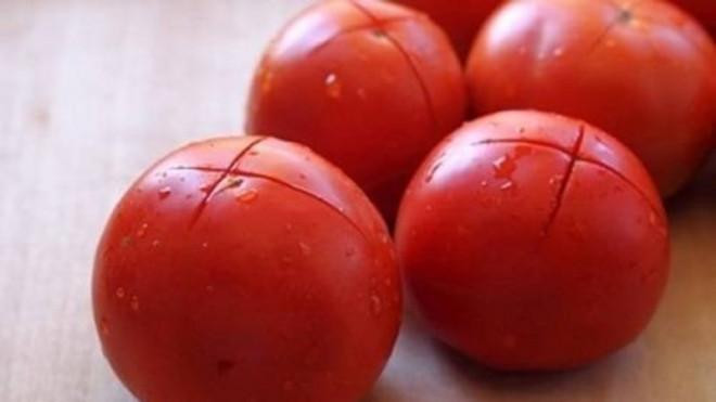 Lột vỏ cà chua bằng nước nóng xưa rồi, có cách khác nhanh hơn-1