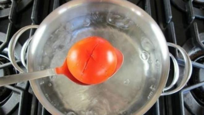 Lột vỏ cà chua bằng nước nóng xưa rồi, có cách khác nhanh hơn-2