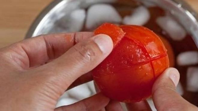 Lột vỏ cà chua bằng nước nóng xưa rồi, có cách khác nhanh hơn-3