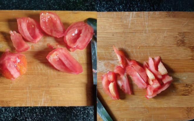 Lột vỏ cà chua bằng nước nóng xưa rồi, có cách khác nhanh hơn-7