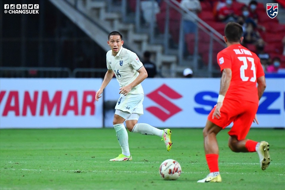 Thái Lan (trắng) thi đấu thoải mái trong hiệp 2. Ảnh: Changsuek