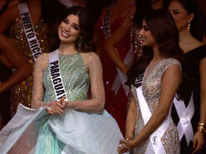 Á hậu 1 Miss Universe 2021 làm gì khi bị đối thủ giẫm váy?-4