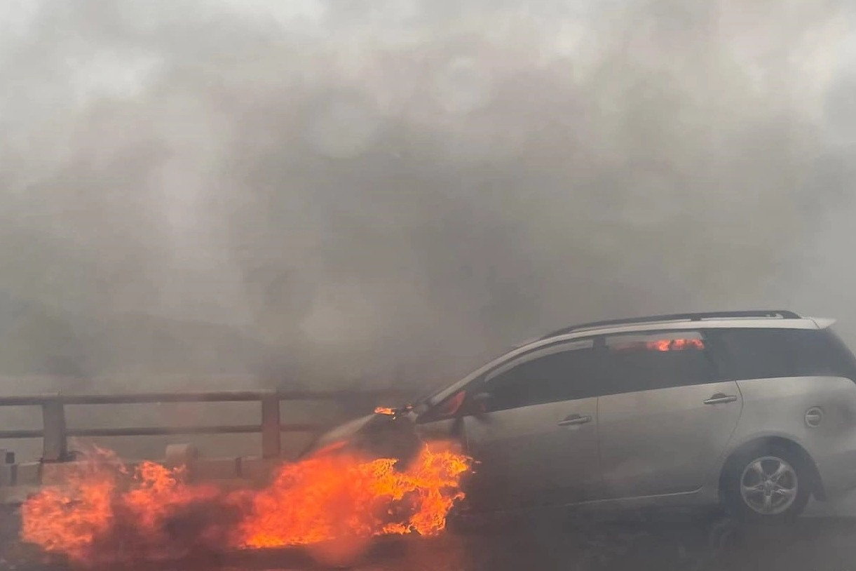 Xe ô tô 7 chỗ bốc cháy dữ dội trong ngày mưa bão - 1
