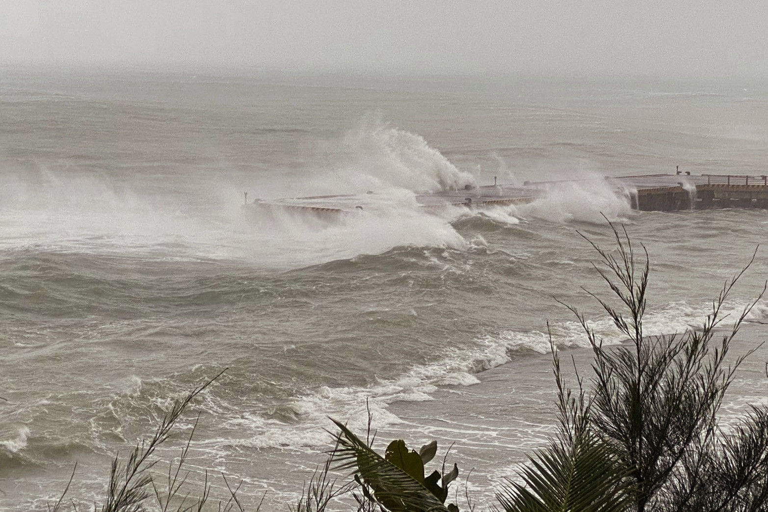 Hơn 100 ngư dân trú tránh siêu bão Rai ngay trên biển Đông - 2