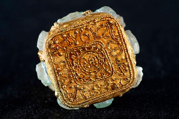 Vẻ đẹp gây sửng sốt của chiếc bình thạch anh bọc vàng hơn 1.000 năm tuổi - 4