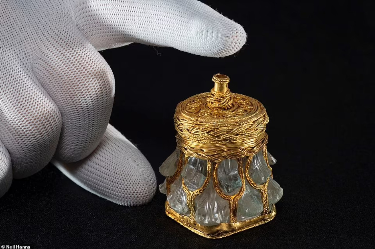 Vẻ đẹp gây sửng sốt của chiếc bình thạch anh bọc vàng hơn 1.000 năm tuổi - 2