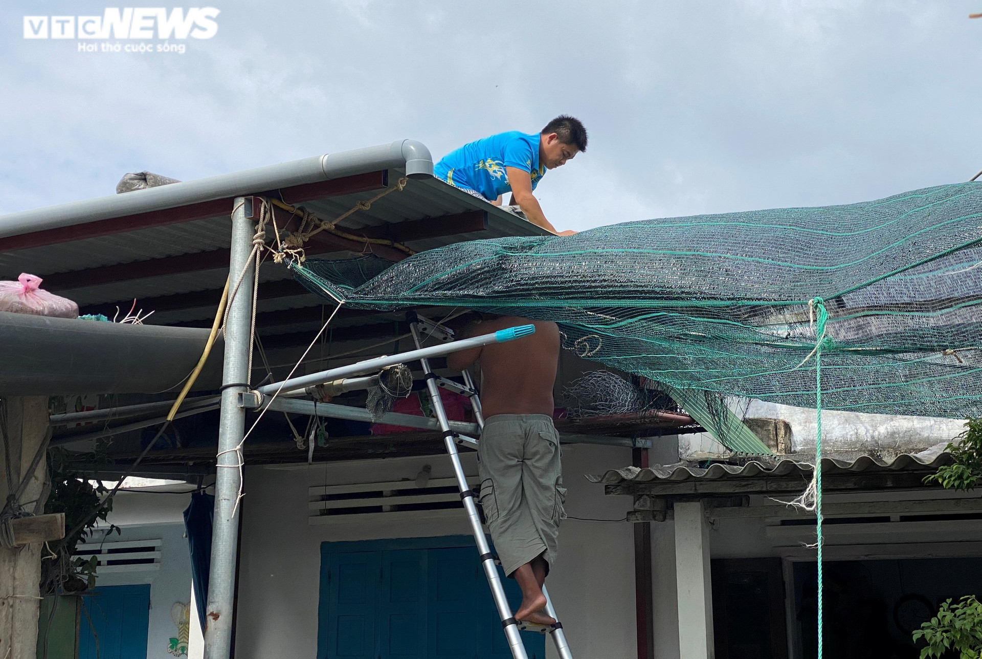 Bão Rai: Đảo Lý Sơn gió giật cấp 9, sơ tán gần 200 trăm hộ dân - 1