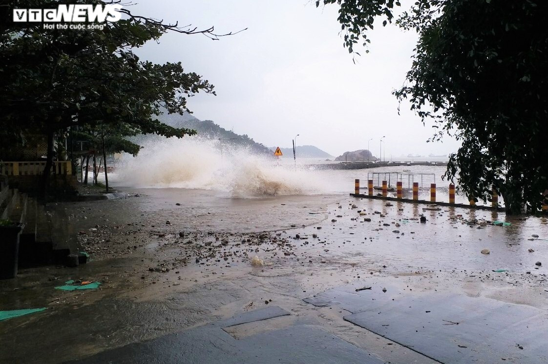 Bão Rai: Đảo Lý Sơn gió giật cấp 9, sơ tán gần 200 trăm hộ dân - 2