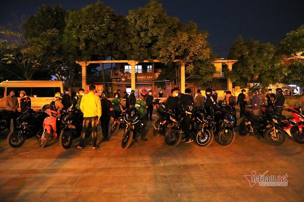 Cảnh sát hóa trang 'hốt trọn' trăm quái xế nẹt pô, lạng lách ở Hà Nội