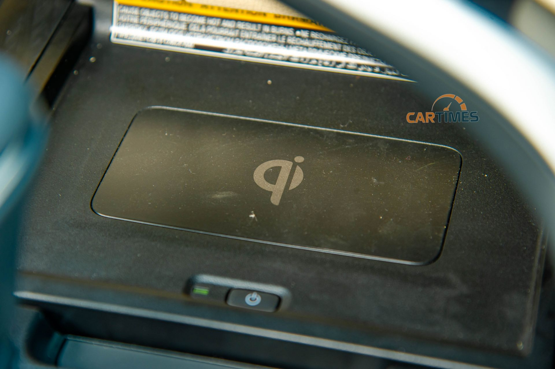 Sạc điện thoại không dây chuẩn Q trên Toyota Camry 2.0Q