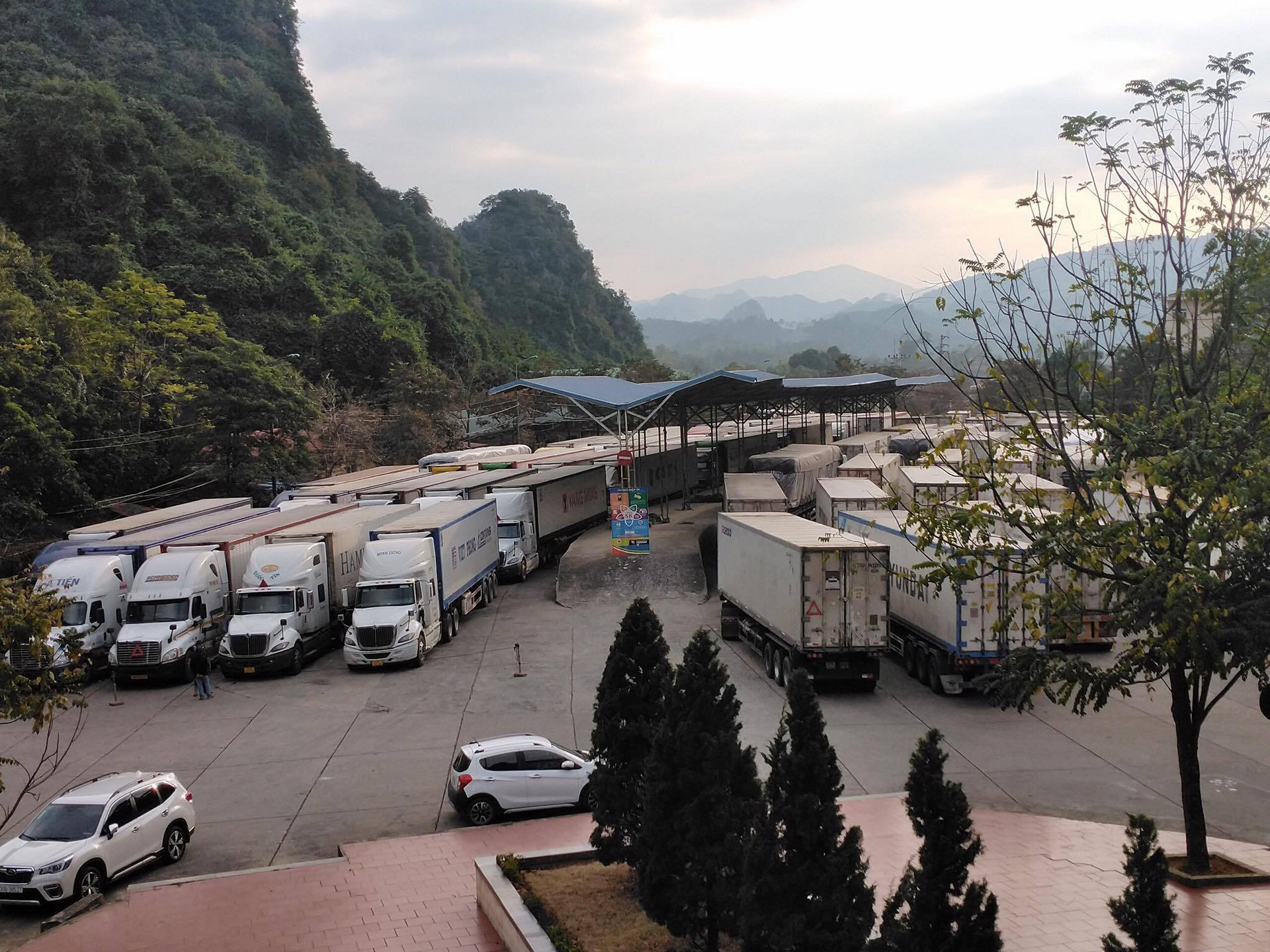 4.598 xe hàng hoá, nông sản chờ thông quan tại các cửa khẩu ở Lạng Sơn - 2