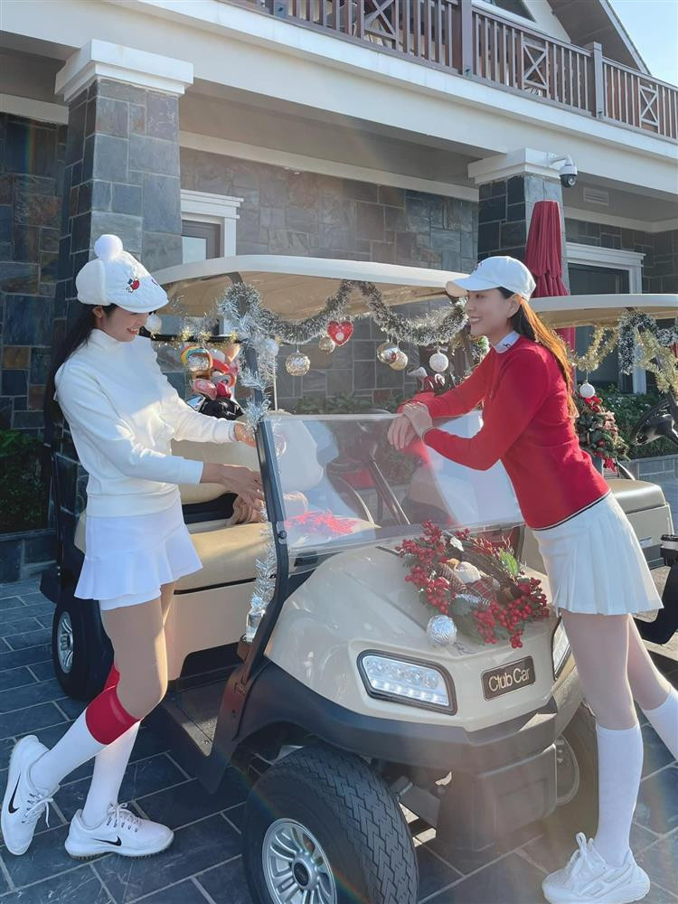 Hội bạn thân Hương Giang chụp hình Noel trên sân golf hót hòn họt-4