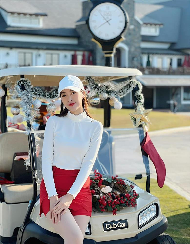 Hội bạn thân Hương Giang chụp hình Noel trên sân golf hót hòn họt-3