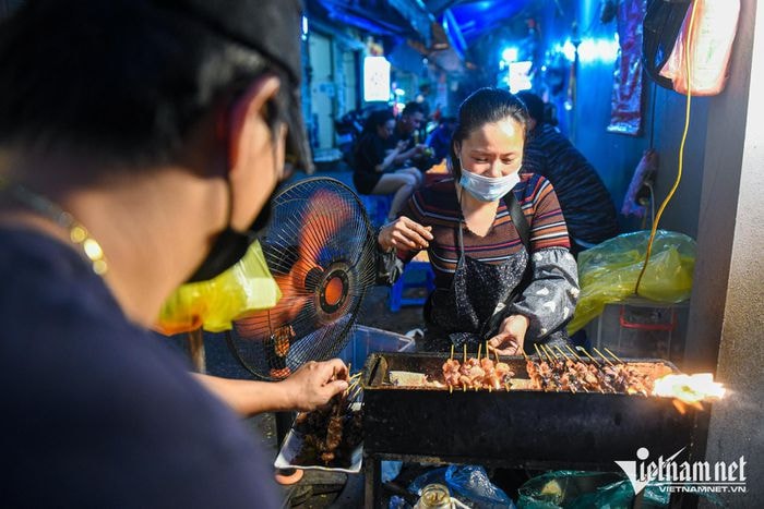 Quán thịt nướng bán vèo 1000 xiên/ buổi, chủ quán hào phóng tặng khách cả bánh mì - 8