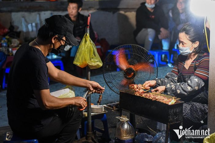 Quán thịt nướng bán vèo 1000 xiên/ buổi, chủ quán hào phóng tặng khách cả bánh mì - 10