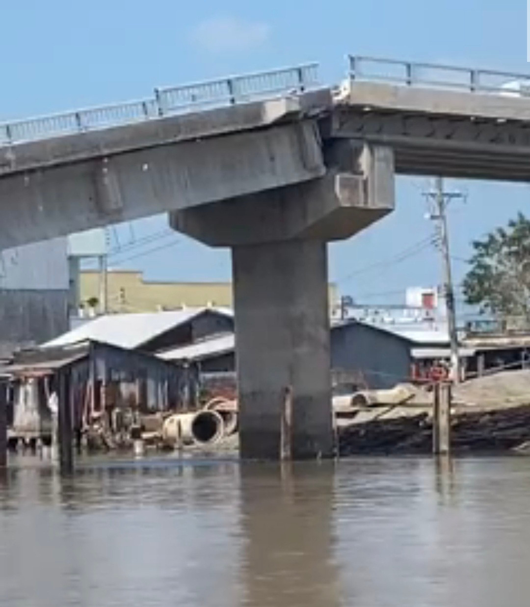 Cầu 54 tỷ đồng sắp hoàn thành bất ngờ sập xuống sông - 2