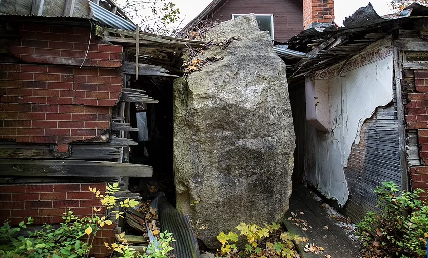 Căn nhà bất ngờ trở thành điểm hút khách du lịch sau khi có tảng đá khổng lồ rơi trúng