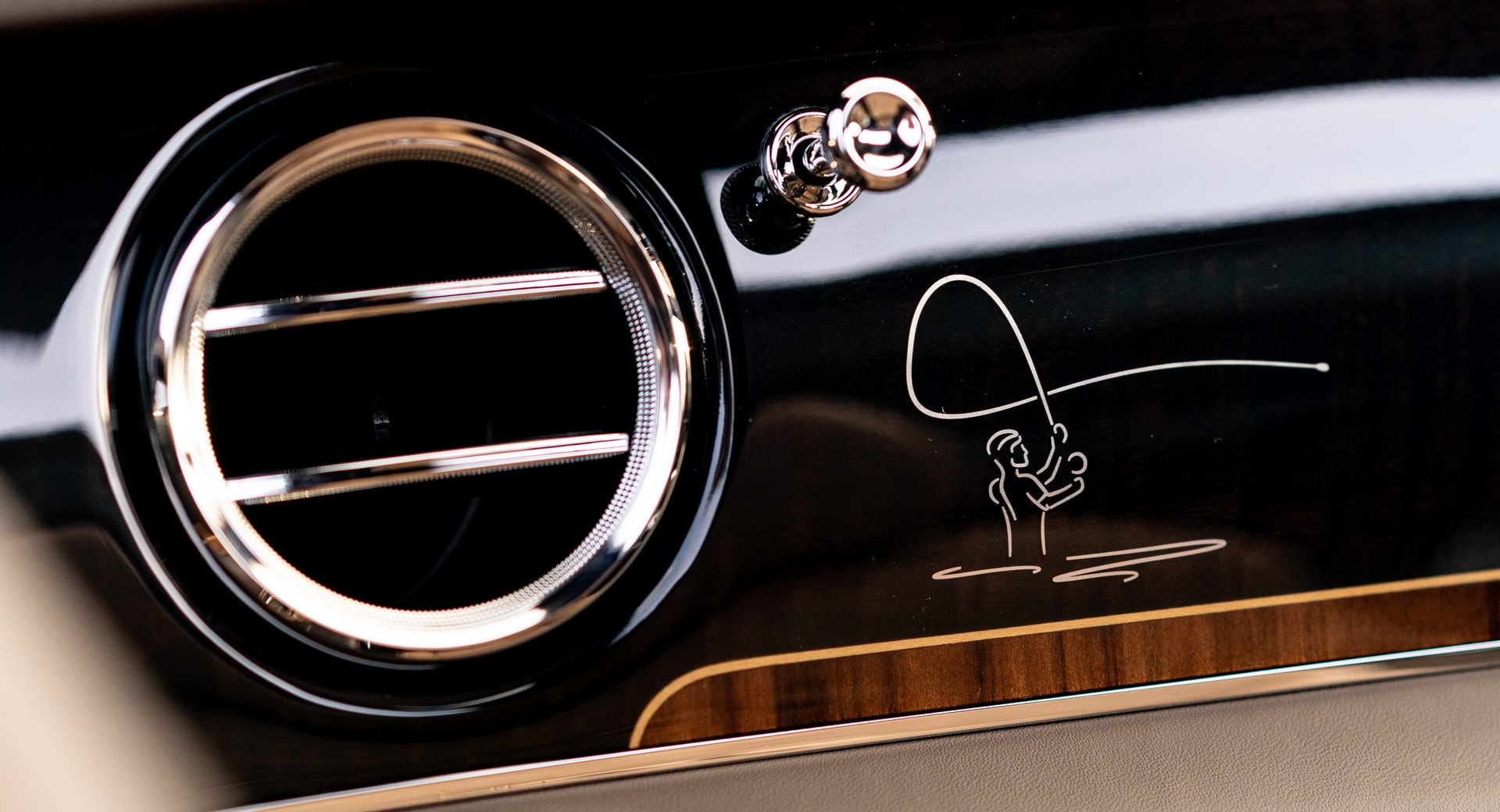 Hình ảnh câu cá trên táp lô Bentley Bentayga “Outdoor Pursuits Collection” Hình ảnh câu cá trên táp lô Bentley Bentayga “Outdoor Pursuits Collection”