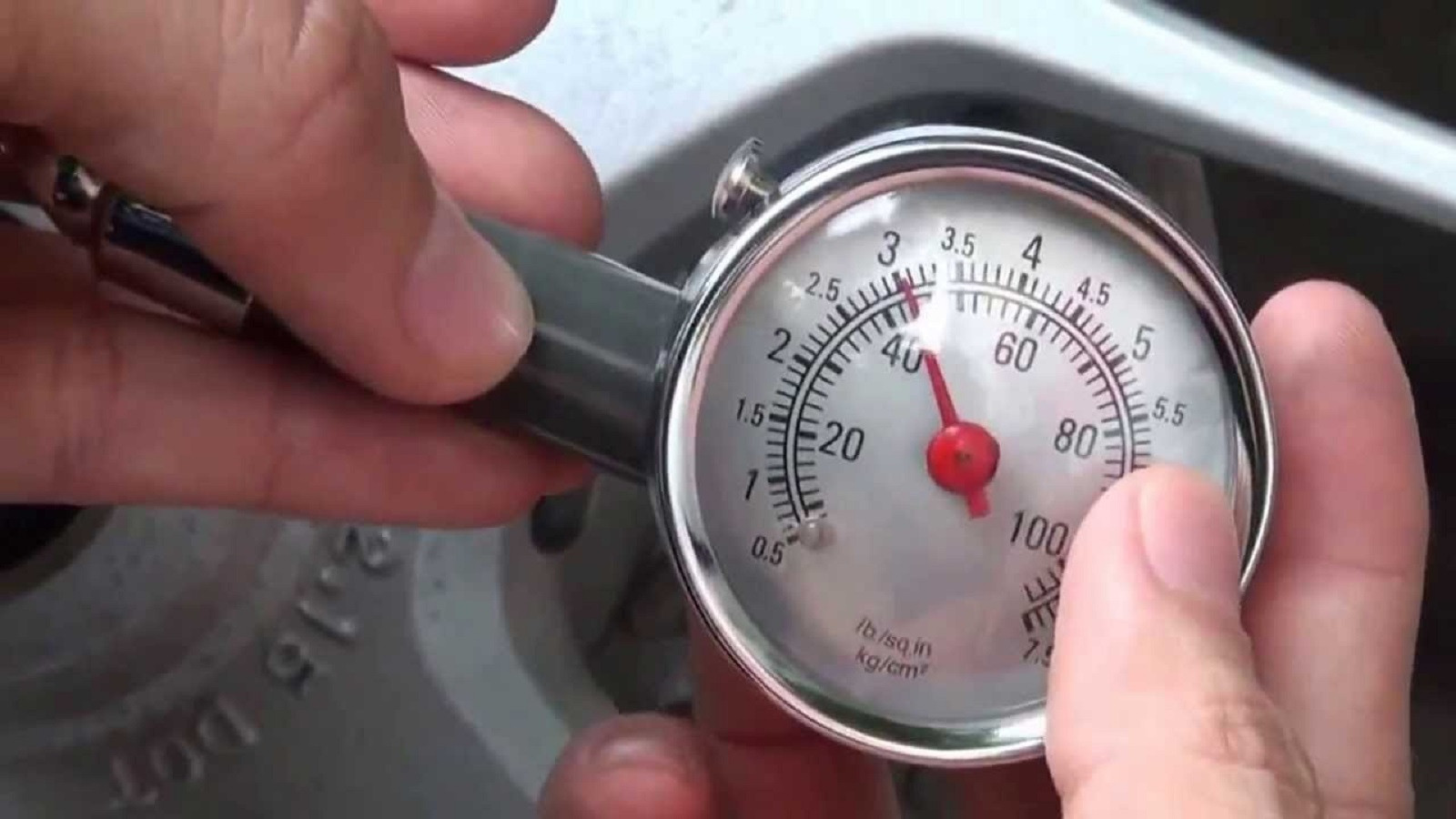 kiểm tra áp suất lốp