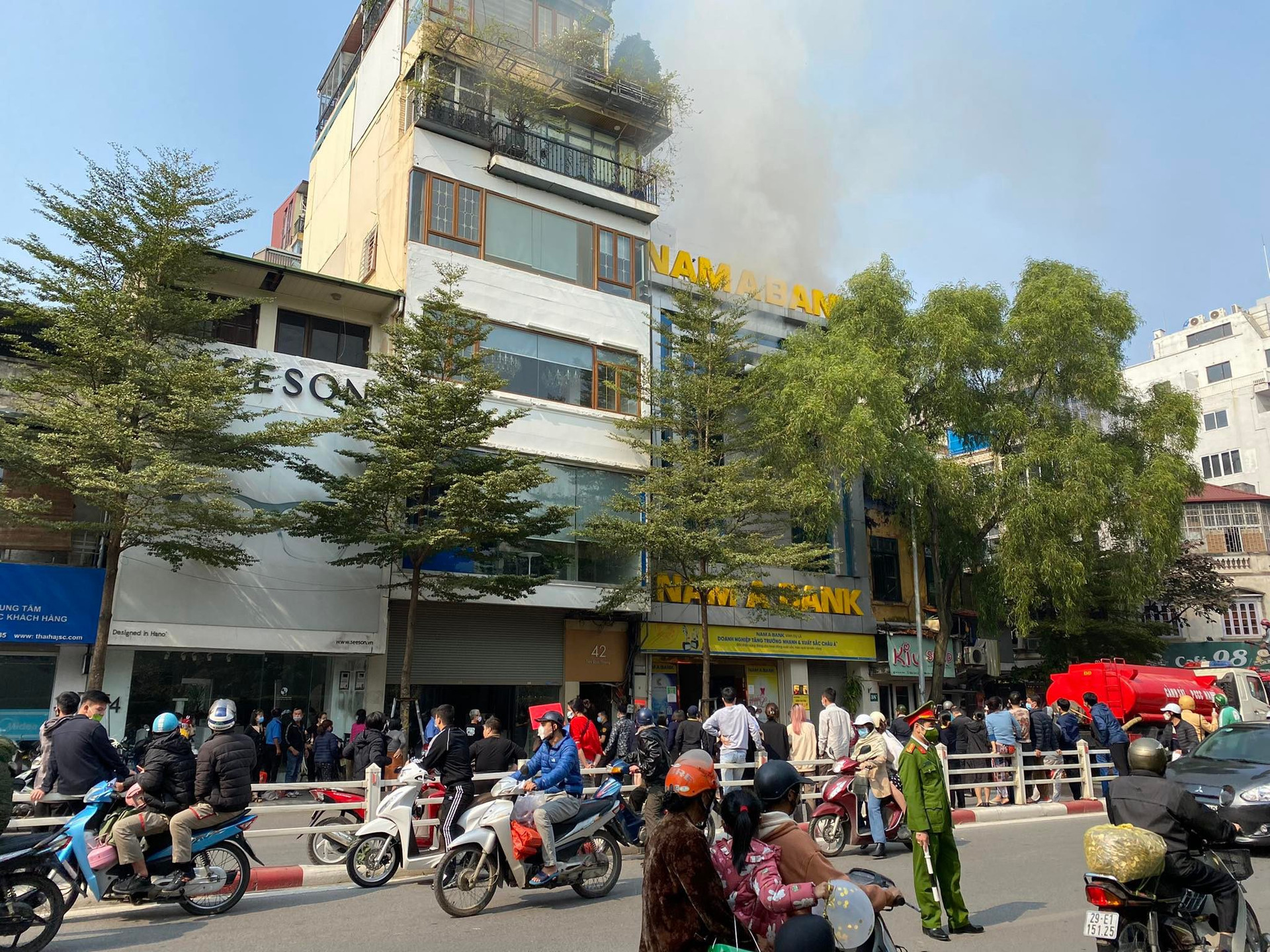 Hà Nội: Cháy nhà 2 tầng trên phố Tôn Đức Thắng, lan sang một ngân hàng - 2