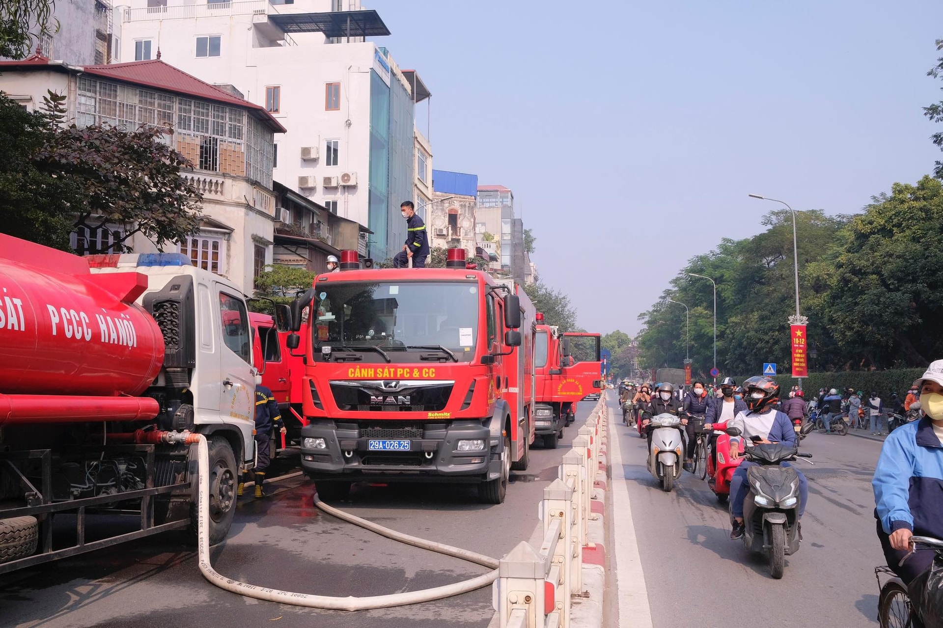 Hà Nội: Cháy nhà 2 tầng trên phố Tôn Đức Thắng, lan sang một ngân hàng - 3