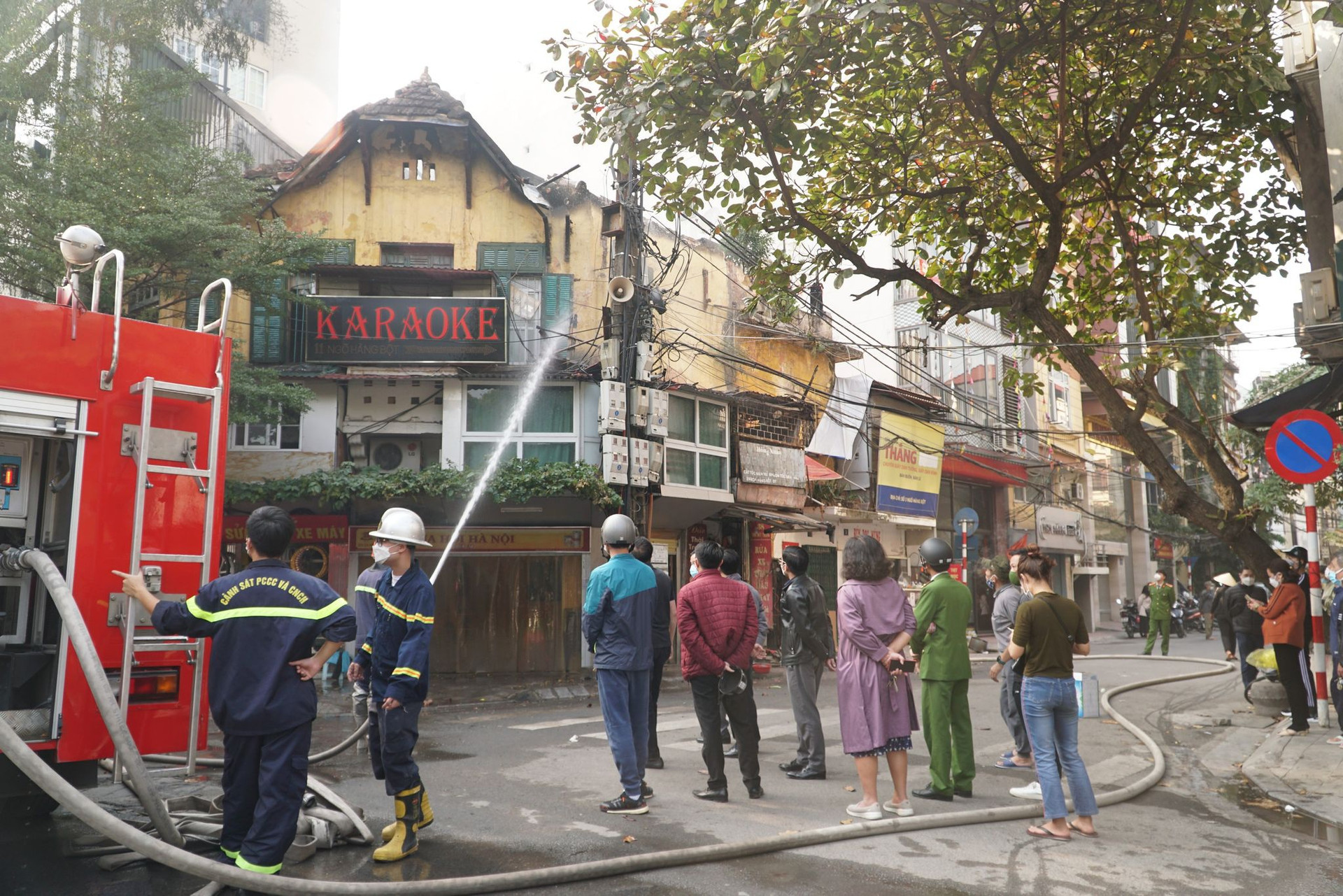 Hà Nội: Cháy nhà 2 tầng trên phố Tôn Đức Thắng, lan sang một ngân hàng - 4