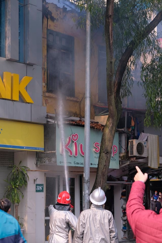 Hà Nội: Cháy nhà 2 tầng trên phố Tôn Đức Thắng, lan sang một ngân hàng - 9