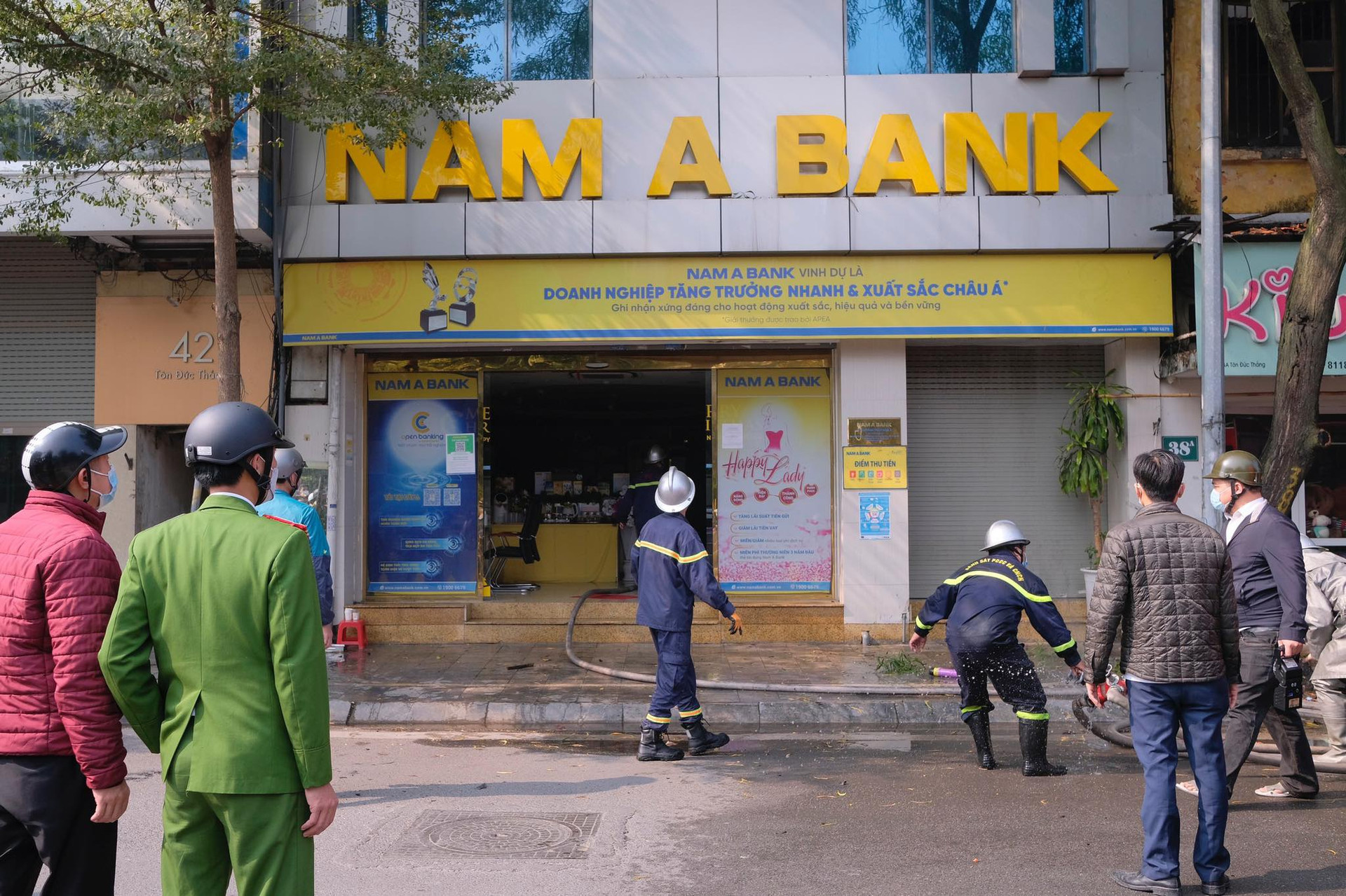 Hà Nội: Cháy nhà 2 tầng trên phố Tôn Đức Thắng, lan sang một ngân hàng - 5