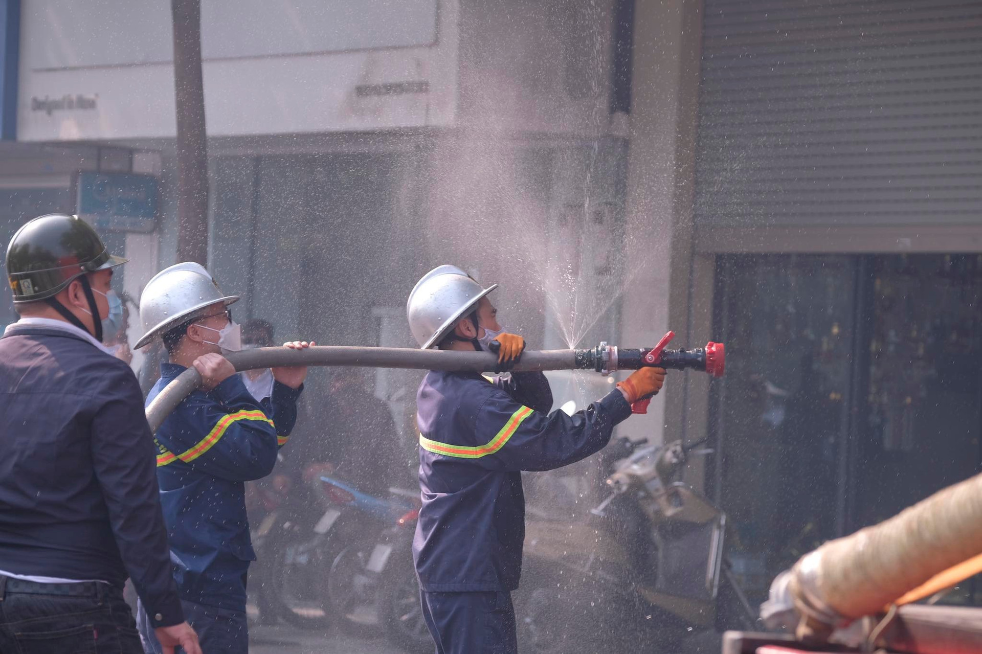 Hà Nội: Cháy nhà 2 tầng trên phố Tôn Đức Thắng, lan sang một ngân hàng - 8