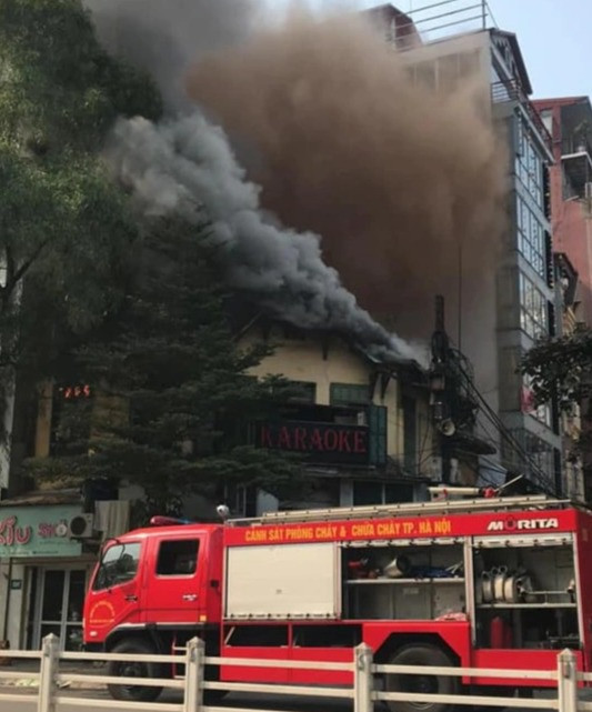 Hà Nội: Cháy nhà 2 tầng trên phố Tôn Đức Thắng, lan sang một ngân hàng - 1
