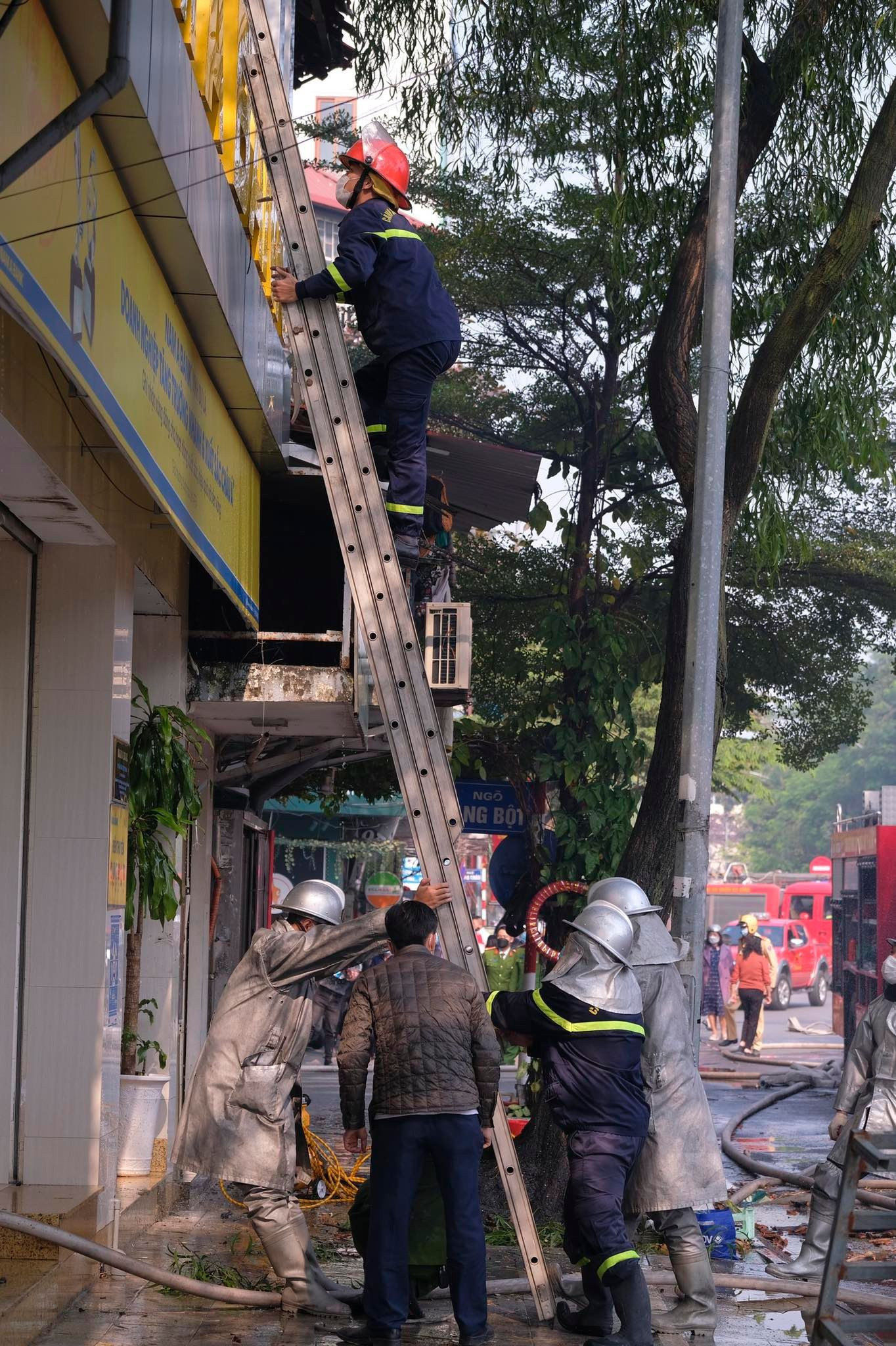 Hà Nội: Cháy nhà 2 tầng trên phố Tôn Đức Thắng, lan sang một ngân hàng - 6