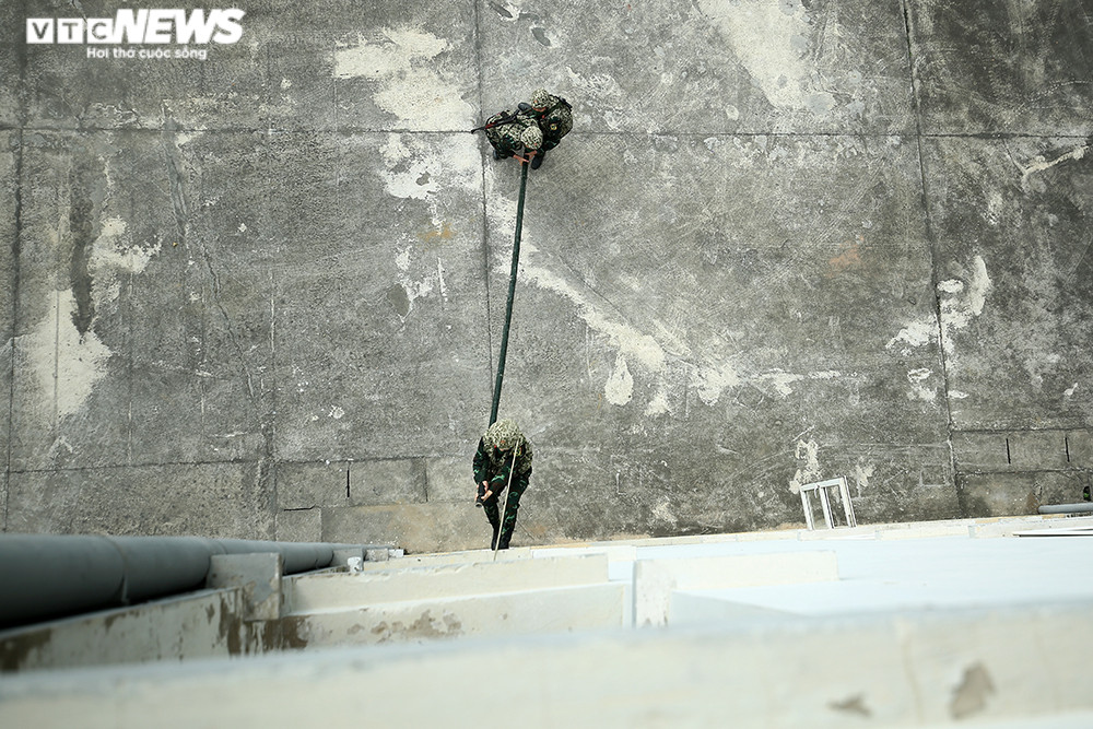 Ảnh, video: Xem nữ đặc công trèo tường, đu dây diễn tập chống khủng bố - 8