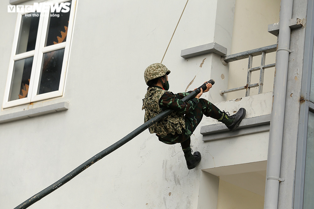 Ảnh, video: Xem nữ đặc công trèo tường, đu dây diễn tập chống khủng bố - 9
