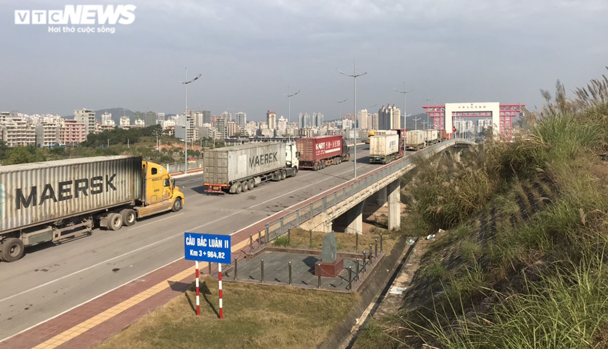Trung Quốc ngừng thông quan qua cửa khẩu Móng Cái, chính quyền khuyến cáo DN - 1