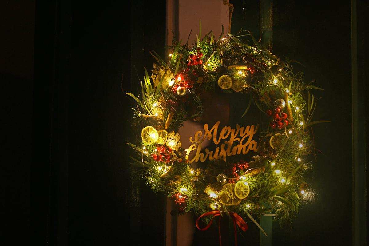 Merry Christmas!Nếu không có một vòng lá chào đón treo trước cửa, coi như bạn chưa chuẩn bị Giáng Sinh chu toàn rồi.